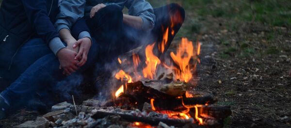 Люди возле костра, архивное фото Люди возле костра, архивное фото - Sputnik Беларусь