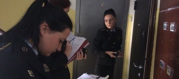 Приставы в доме на Карла Маркса - Sputnik Беларусь