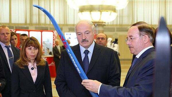 Виктор Шейман показывает Александру Лукашенко лыжи белорусского производства - Sputnik Беларусь