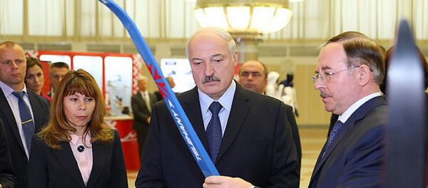 Виктор Шейман показывает Александру Лукашенко лыжи белорусского производства, архивное фото - Sputnik Беларусь