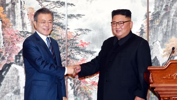 Ким Чен Ын и Мун Чжэ Ин во время подписания заявления на саммите в Пхеньяне - Sputnik Беларусь