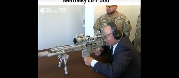 Путин на несколько выстрелов стал марксманом, испытав новую винтовку - Sputnik Беларусь