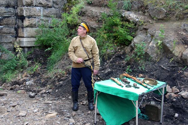 Для турыстаў мясцовыя казакі дэманструюць прадметы побыту і зброю мінулага стагоддзя. Асабліва ўражваюць арыштанцкія кайданы. - Sputnik Беларусь