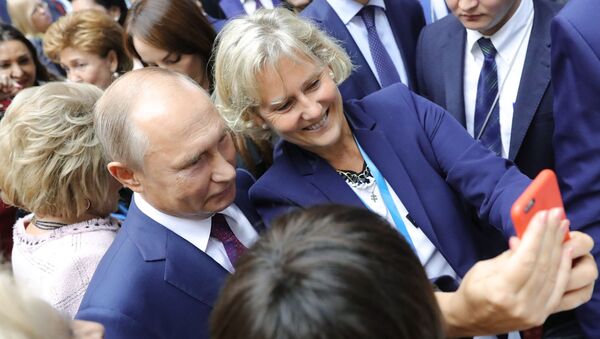 Президент РФ В. Путин принял участие в пленарном заседании II Евразийского женского форума - Sputnik Беларусь