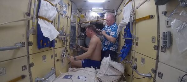 Стрижка на МКС - Sputnik Беларусь