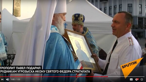 Митрополит Павел подарил сотрудникам угрозыска икону святого Федора Стратилата - Sputnik Беларусь