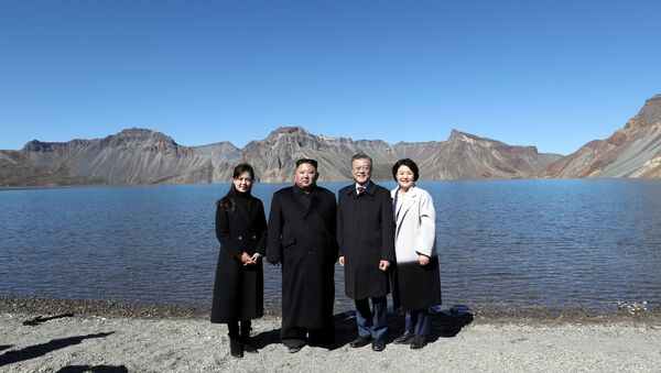 Лидеры КНДР и Южной Кореи Ким Чен Ын и Мун Чжэ Ин с супругами на берегу озера Чхонджи в кратере потухшего вулкана Пэктусан  - Sputnik Беларусь