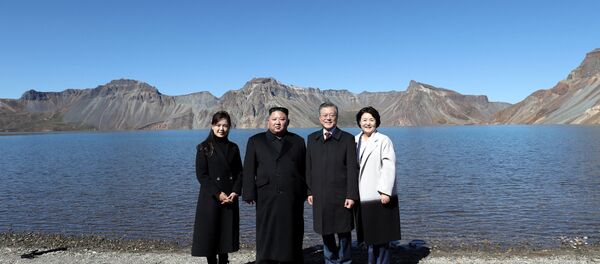 Лидеры КНДР и Южной Кореи Ким Чен Ын и Мун Чжэ Ин с супругами на берегу озера Чхонджи в кратере потухшего вулкана Пэктусан  - Sputnik Беларусь