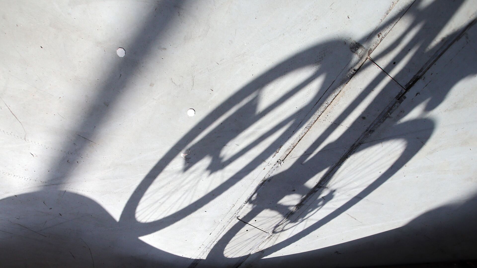 Тень от велосипеда - Sputnik Беларусь, 1920, 13.05.2023