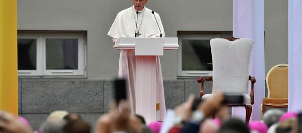 Папа римский Франциск выступает перед президентским дворцом на площади Дауканто в Вильнюсе, 22 сентября 2018 года - Sputnik Беларусь