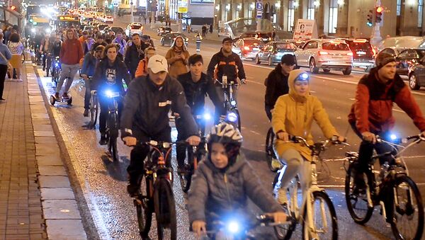 Светящиеся велосипеды проехали по Минску в День без автомобиля – видео - Sputnik Беларусь