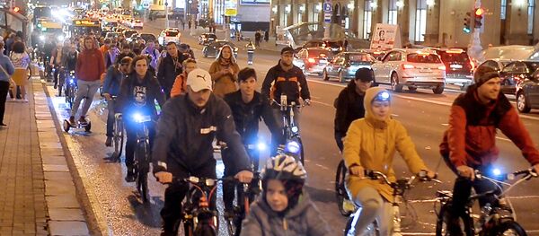 Светящиеся велосипеды проехали по Минску в День без автомобиля – видео - Sputnik Беларусь