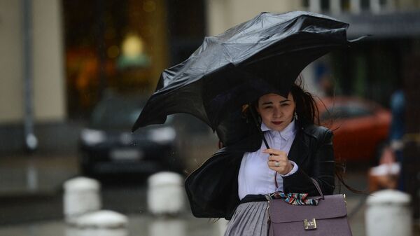 Девушка во время дождя - Sputnik Беларусь