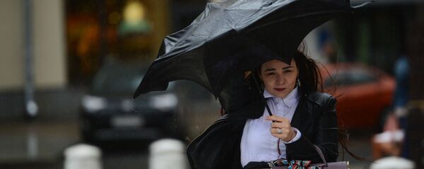 Девушка во время дождя, архивное фото - Sputnik Беларусь