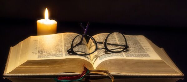 Чтение при свече, архивное фото - Sputnik Беларусь