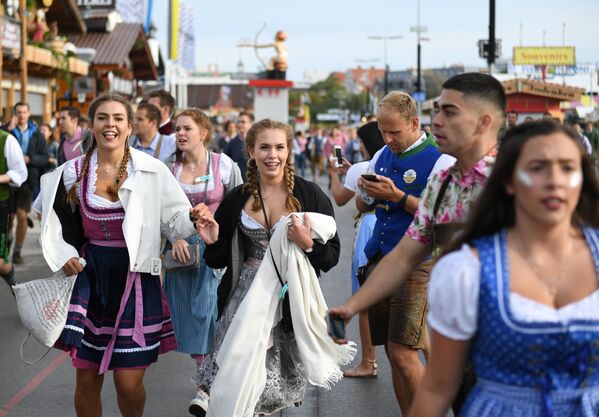 Девушки на открытии традиционного пивного фестиваля Октоберфест в Мюнхене - Sputnik Беларусь