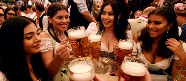 Девушки на открытии традиционного пивного фестиваля Октоберфест в Мюнхене - Sputnik Беларусь