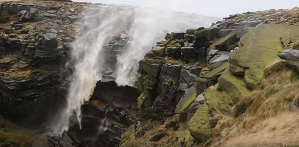 Сильный ветер заставил водопад течь вверх  - Sputnik Беларусь