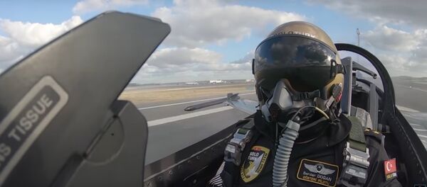 Турецкий рекордсмен на супербайке бросил вызов F-16 и болиду Формулы-1 - Sputnik Беларусь