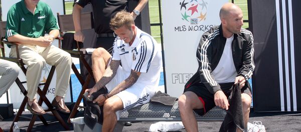 Бывшие футболисты Дэвид Бекхэм (слева) и Зинедин Зидан - Sputnik Беларусь