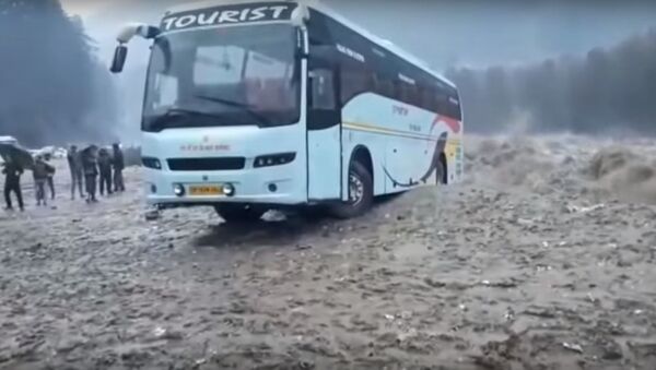 Туристический автобус смыло в реку в Индии - Sputnik Беларусь