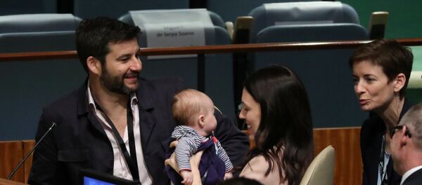 Глава правительства Новой Зеландии Джасинда Ардерн c ребенком - Sputnik Беларусь