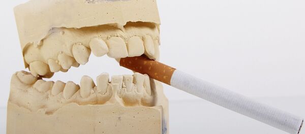 Сигарета в зубах, архивное фото - Sputnik Беларусь