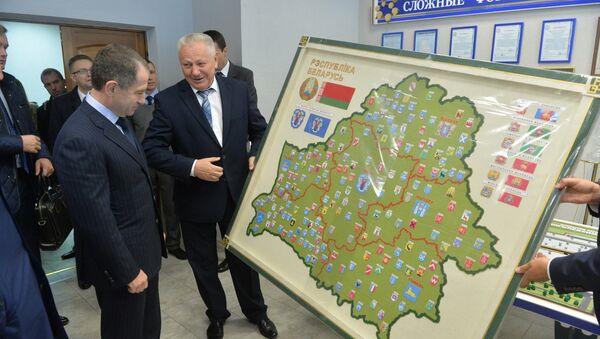 Гендиректор предприятия Петр Рудник подарил послу карту Беларуси - Sputnik Беларусь