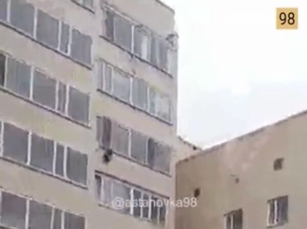 Мужчина словил мальчика, сорвавшегося с десятого этажа - Sputnik Беларусь