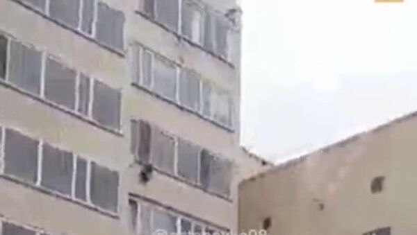 Мужчина словил мальчика, сорвавшегося с десятого этажа - Sputnik Беларусь