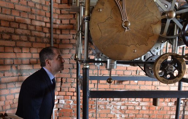 Уникальным компонентом ратуши являются башенные часы, автором и конструктором которых стал Геннадий Головчик - Sputnik Беларусь