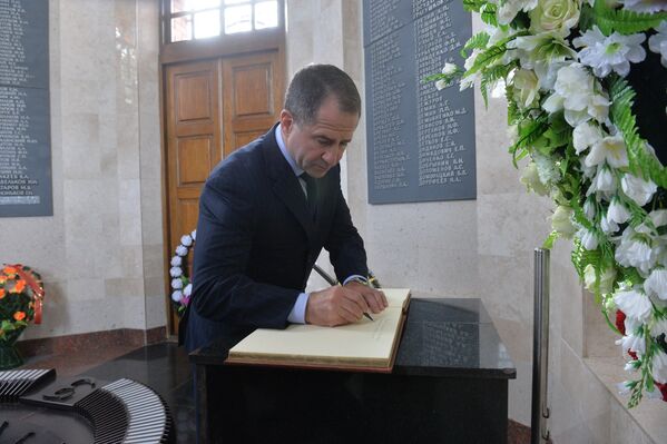 Бабич сделал запись в Книге почетных гостей мемориала Буйничское поле - Sputnik Беларусь
