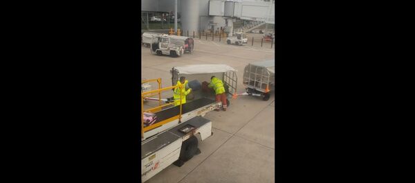 Пассажирка показала на видео, как в аэропорту обращаются с багажом - Sputnik Беларусь