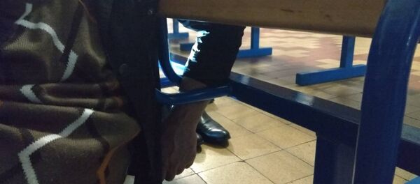 Пенсионер застрял в сиденье на вокзале  - Sputnik Беларусь