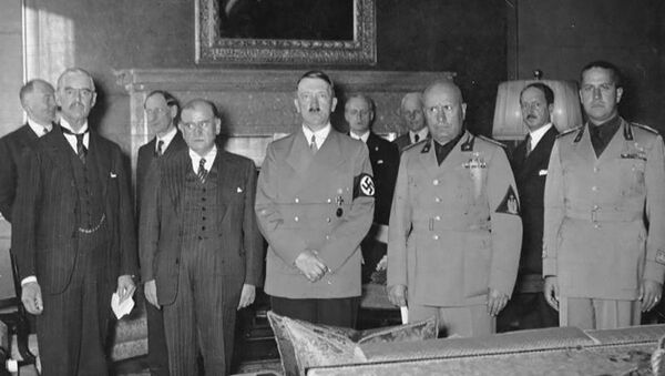 Во время подписания Мюнхенского соглашения. Слева направо: Чемберлен, Даладье, Гитлер, Муссолини и Чиано - Sputnik Беларусь
