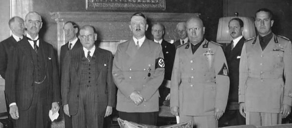 Во время подписания Мюнхенского соглашения. Слева направо: Чемберлен, Даладье, Гитлер, Муссолини и Чиано - Sputnik Беларусь