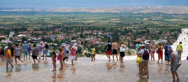 Турысты ў траверцінах, прыродных вапнавых басейнах, якія знаходзяцца ў прыродным аб'екце Памуккале на паўднёвым захадзе Турцыі. - Sputnik Беларусь