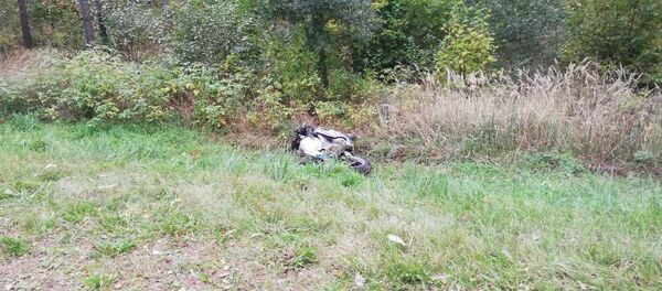 В результате ДТП мотоцикл оказался в кювете - Sputnik Беларусь