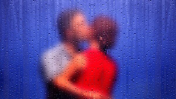 Пара целуется, архивное фото - Sputnik Беларусь