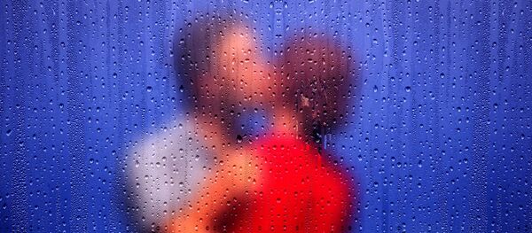 Пара целуется, архивное фото - Sputnik Беларусь