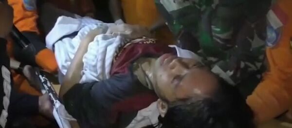 Спасатели находят живых людей под завалами после землетрясения и цунами в Индонезии - Sputnik Беларусь