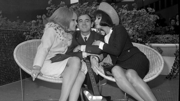 Шарль Азнавур с актрисами Дани Саваль и Доминик Бошеро на съемочной площадке фильма в Париже, 1963 год - Sputnik Беларусь