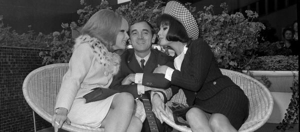 Шарль Азнавур с актрисами Дани Саваль и Доминик Бошеро на съемочной площадке фильма в Париже, 1963 год - Sputnik Беларусь