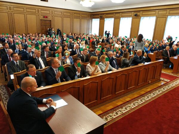 Депутаты голосовали по-старинке карточками, пока идет ремонт в Овальном зале - Sputnik Беларусь