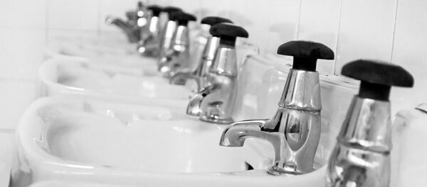 Краны в туалете, архивное фото - Sputnik Беларусь