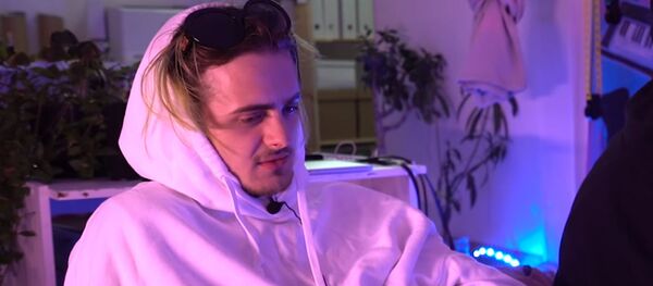 Кадр из Youtube-канала Вписка. Солист украинской поп-панк группы Пошлая Молли Кирилл Бледный  - Sputnik Беларусь