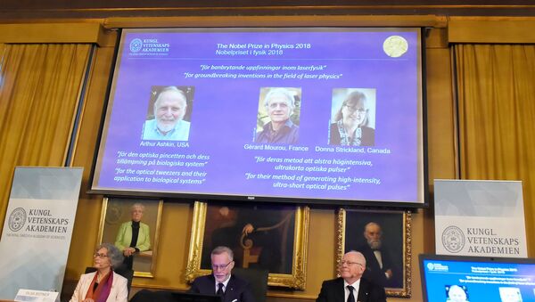 Лауреаты Нобелевской премии по физике 2018 года объявлены в Королевской Шведской академии наук в Стокгольме, Швеция, 2 октября 2018 года. - Sputnik Беларусь