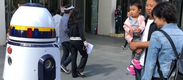 Робот-полицейский вышел на улицы Пекина - Sputnik Беларусь