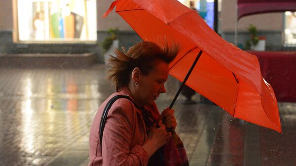 Женщина с зонтом во время дождя - Sputnik Беларусь
