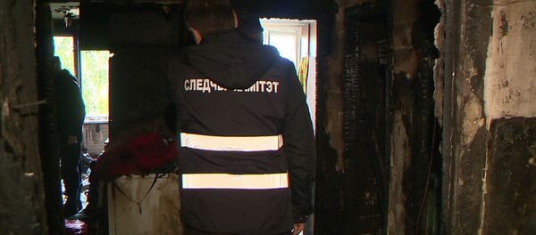 На месте пожара, в котором погибли люди,  работают представители Следственного комитета - Sputnik Беларусь